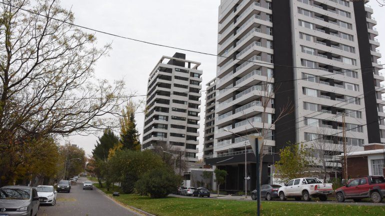 ¿Cuánto cuesta hoy alquilar o comprar un departamento en Neuquén?