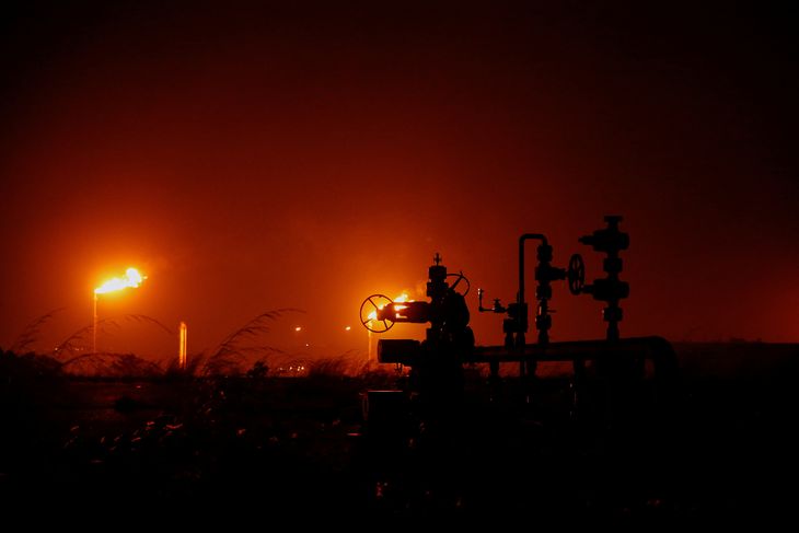 FOTO DE ARCHIVO: Llamaradas de gas se ven en la petrolera estatal PDVSA