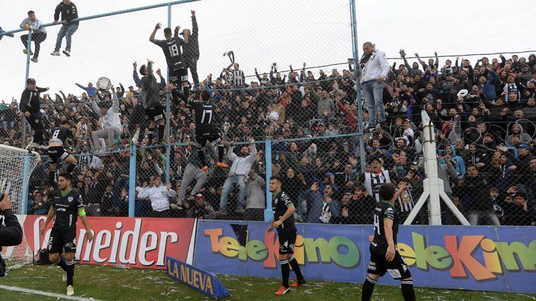 El hincha albinegro llenó varios sectores de la cancha de Alianza en su anterior visita.