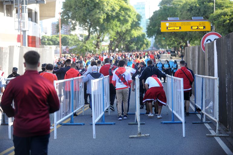 Incidentes en las afueras del Monumental antes del River-Boca