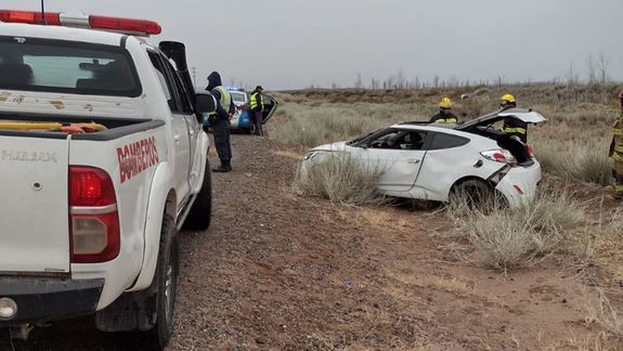Conductor perdió el control y volcó cerca de Picún Leufú