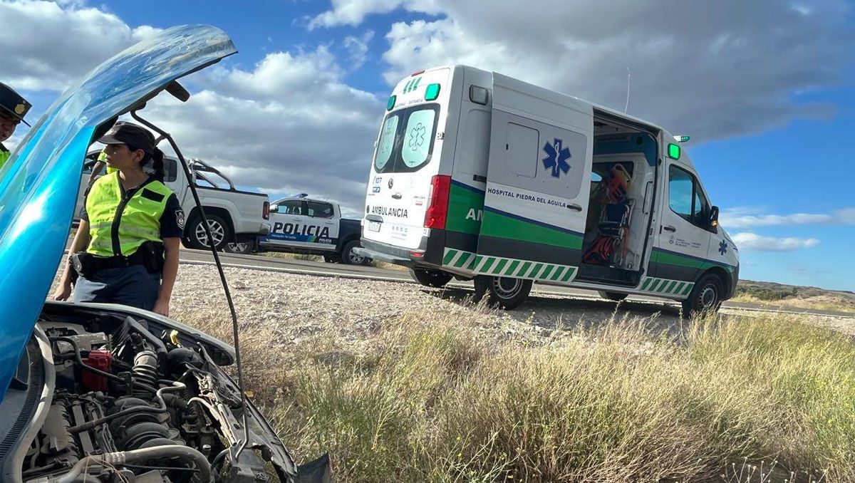 Las dos mujeres que viajaban en el auto sufrieron varios golpes tras el violento despiste.
