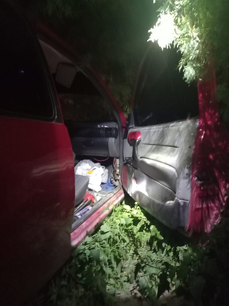 En el interior del auto se hallaron un total de 16 panes de marihuana.