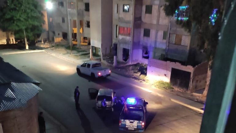 Robaron un auto pero lo tuvieron que abandonar para escapar de la Policía