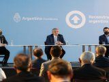 El presidente Fernández,&nbsp; el secretario de Energía Martínez y el ministro de Economía Guzmán (a la izquierda), durante la presentación del Plan Gas.Ar en el Museo del Bicentenario (Buenos Aires).