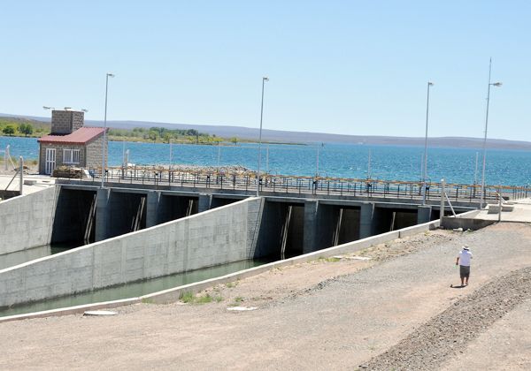 De la toma de agua de Mari Menuco salen varios nexos para las localidades de Neuquén, Vista Alegre y Centenario. De la toma de agua de Mari Menuco salen varios nexos para las localidades de Neuquén, Vista Alegre y Centenario.