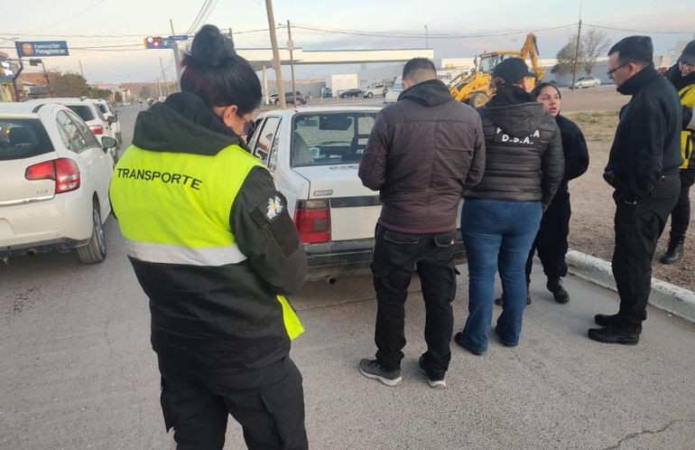 Detuvieron en Puerto Madryn a un ladrón que usaba como remís un auto robado. Detuvieron en Puerto Madryn a un ladrón que usaba como remís un auto robado.