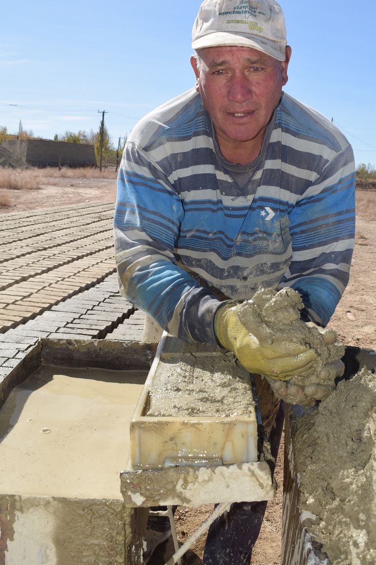“Las manos en el barro fueron el secreto esencial para darle vida y futuro a mi familia. El trabajo ladrillero es mi orgullo y mi dignidad”, expresó el ladrillero.