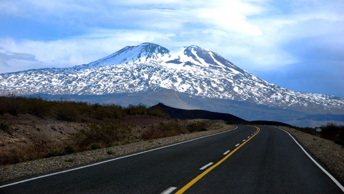 El asfalto, la montaña y la nieve: parte de lo que ofrece la Ruta 40 de Neuquén.
