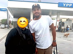 Chiquito Romero posó con grandes y niños en el centro de Allen este sábado. Foto gentoleza InfOro. Chiquito Romero posó con grandes y niños en el centro de Allen este sábado. Foto gentoleza InfOro.