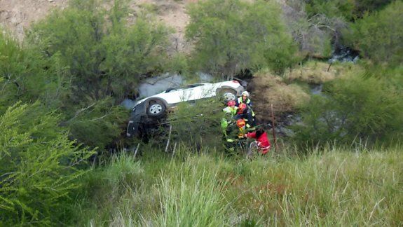 Borracho perdió el control y cayó por un barranco