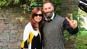 El sacerdote peronista ganador de las elecciones en Santa Cruz, Juan Carlos Molina, con la expresidenta Cristina Kirchner.&nbsp;