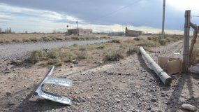 Postes y carteles caídos tras el temporal en Colonia Nueva Esperanza.