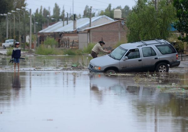 Neuquén, paralizada, ya sufre el mayor rigor del temporal de lluvia y hay 487 evacuados en la ciudad