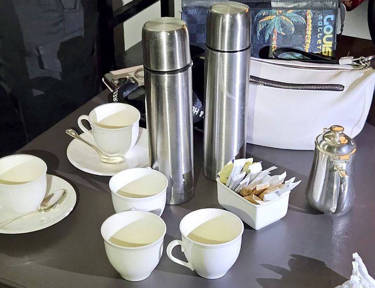 Las tazas de té, en una mesa de la habitación donde hallaron los cuerpos, tenían restos de cianuro. Las tazas de té, en una mesa de la habitación donde hallaron los cuerpos, tenían restos de cianuro.