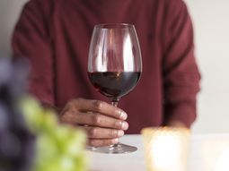 El vino premiado nace a orillas del lago Musters. Foto: Freepik El vino premiado nace a orillas del lago Musters. Foto: Freepik