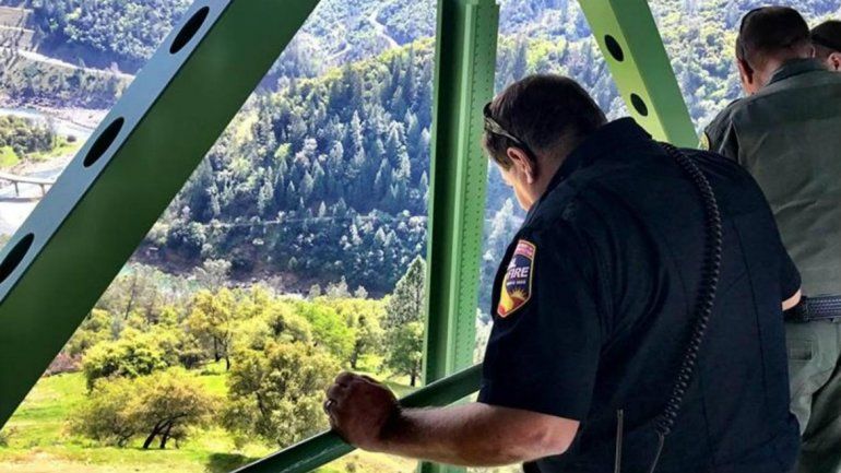 Subió a uno de los puentes más altos por una selfie y cayó al vacío