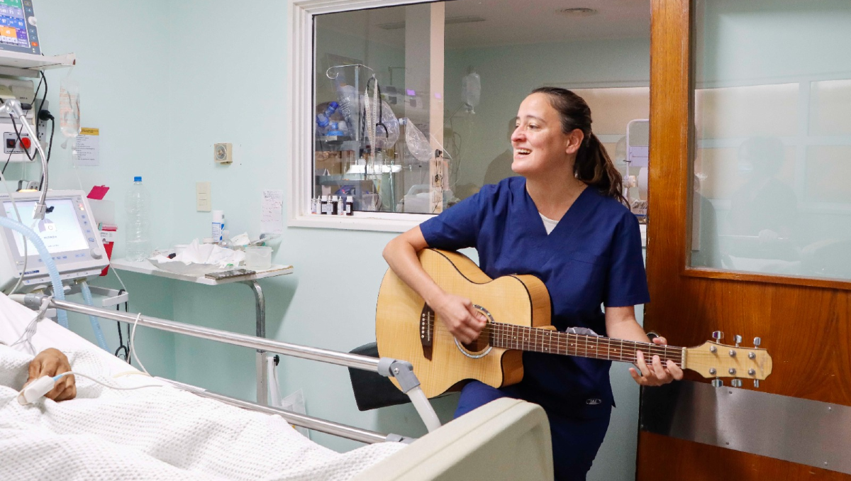 Un canto a la vida: el admirable trabajo de Bea en el hospital