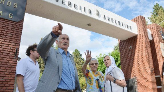 Los padres de Oscar son una pareja emblemática de la lucha por los derechos humanos de la ciudad. Siguen reclamando justicia para su hijo.