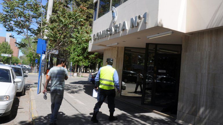 Un joven se presentó en la casa de la mujer a retirar el dinero y las joyas.