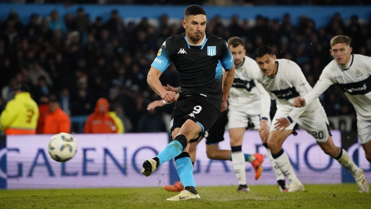 Expulsión y escándalo en Racing: la temeraria patada de Maravilla Martínez que lo podría sacar del clásico