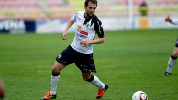 A la izquierda, con la camiseta del Burgos FC de España. Arriba, siguiendo de cerca al Kun Agüero con la camiseta del Pogoń (Polonia), y abajo, en Unión Aconquija de Catamarca, su último club.