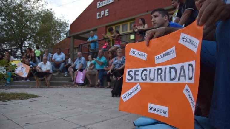 Los vecinos ganan la calle y presionan para que la Justicia y la Policía resuelvan el conflicto.