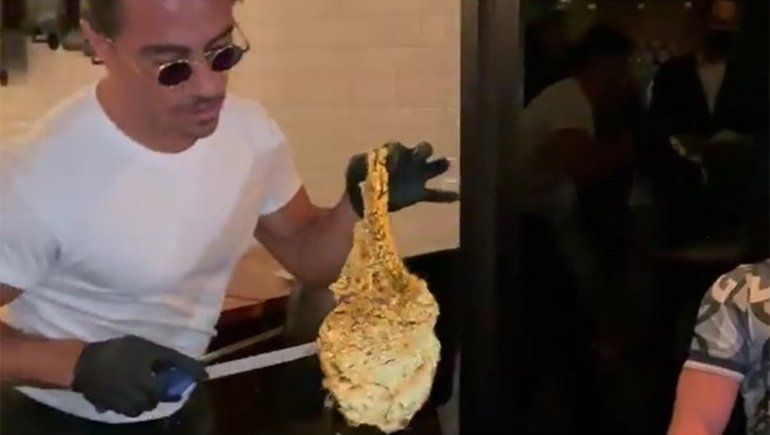 McGregor fue al restaurante de Salt Bae y comió un filete bañado en oro.