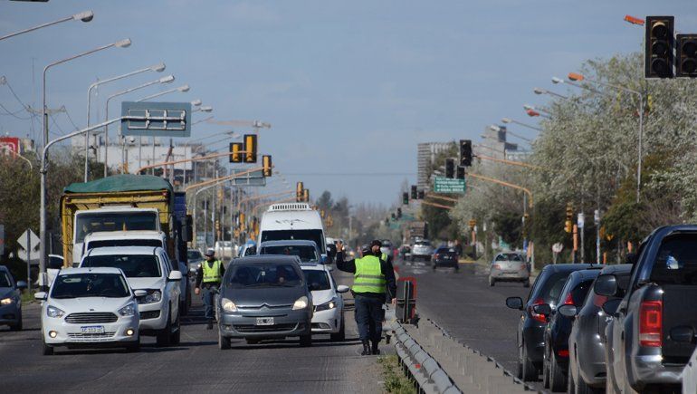 Los semáforos de la Ruta 22 dejaron de funcionar y generaron un caos