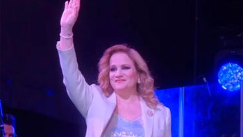 asi fue la reaparicion en el escenario de lucia galan tras luchar con una dura enfermedad asi fue la reaparicion en el escenario de lucia galan tras luchar con una dura enfermedad
