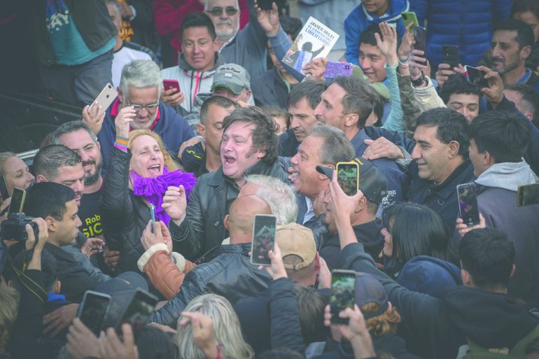Carlos Eguía y Javier Milei saludaron a los seguidores en las afueras del hotel Patagonia Plaza en San Martín de los Andes. 