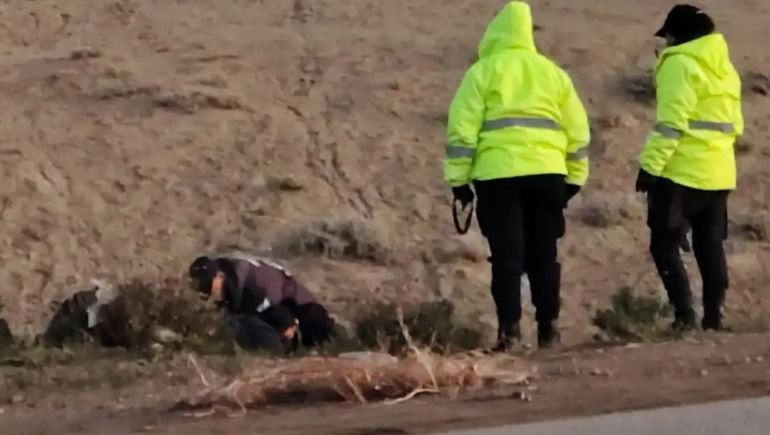 La policía de Santa Cruz no pudo identificar el cuerpo y busca pistas en las cámaras de seguridad de comercios cercanos. | LM Neuquen La policía de Santa Cruz no pudo identificar el cuerpo y busca pistas en las cámaras de seguridad de comercios cercanos.