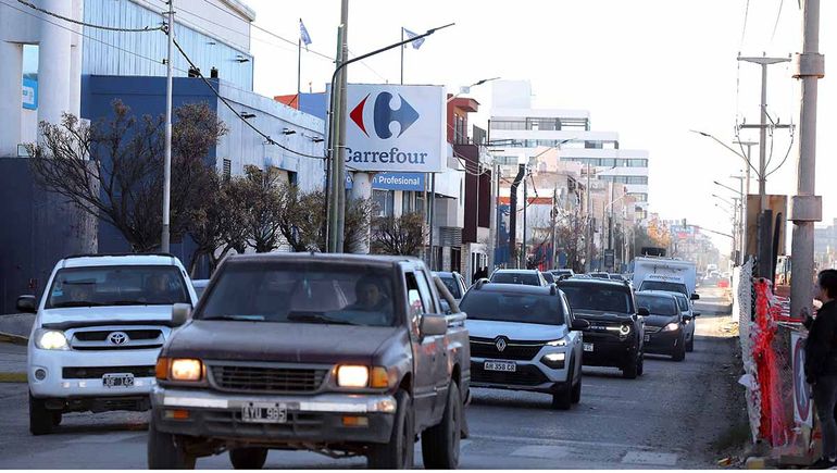 Hay quejas de comerciantes en los alrededores de la Avenida Mosconi y la Municipalidad tomó más medidas. Hay quejas de comerciantes en los alrededores de la Avenida Mosconi y la Municipalidad tomó más medidas.