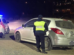 Los agentes le permitieron retirarse al conductor, para no exponer a una situación de violencia al niño, pero las agresiones continuaron y terminó detenido. Los agentes le permitieron retirarse al conductor, para no exponer a una situación de violencia al niño, pero las agresiones continuaron y terminó detenido.