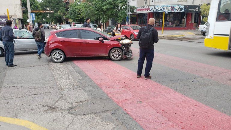 Un choque entre un auto y un colectivo generó demoras en el centro