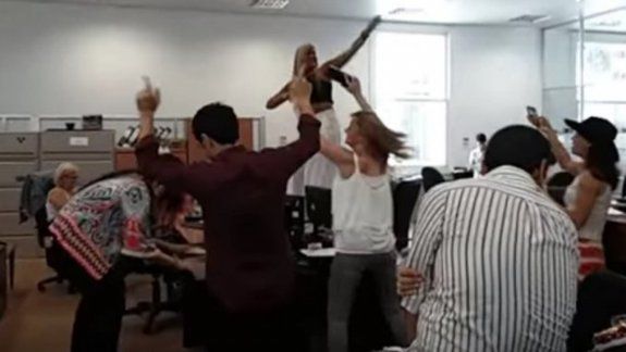Una funcionaria bailó sobre una mesa en la ex ESMA