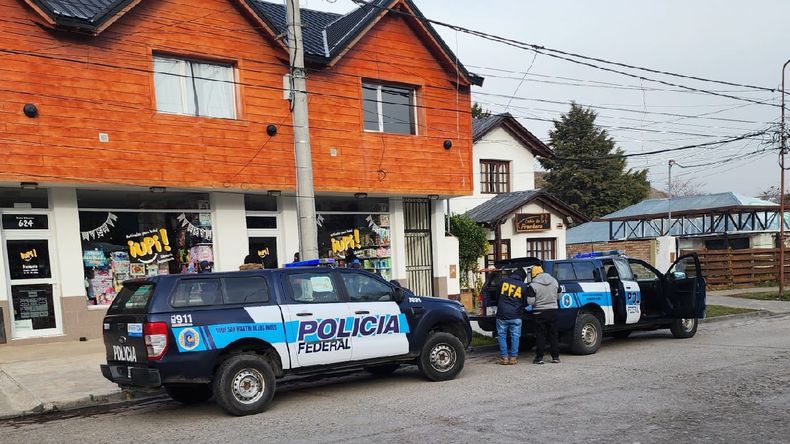 La Policía Federal en Junín de los Andes. | LM Neuquen La Policía Federal en Junín de los Andes.