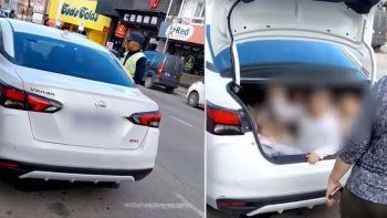 El auto se encontraba estacionado en Perito Moreno, entre Corrientes y Río Negro. 