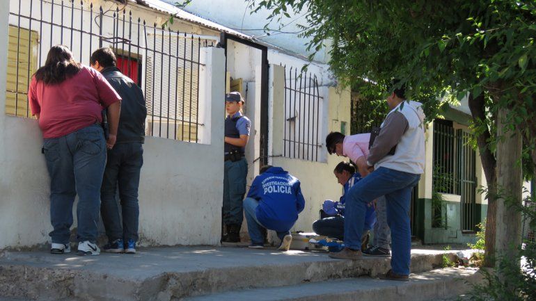 La Policía realizó allanamientos en busca de los sospechosos y el arma.