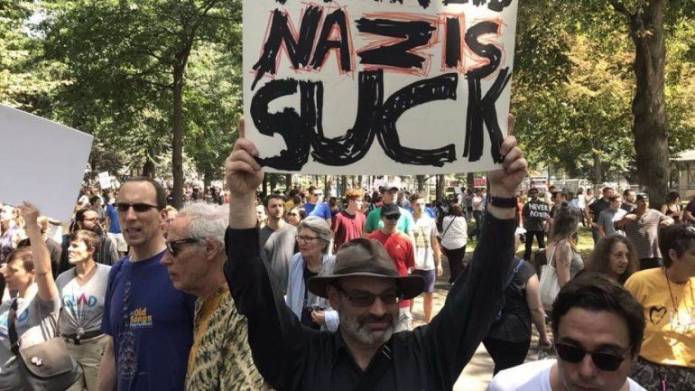 Hubo una marcha con consignas antinazis y otra que fue a favor.