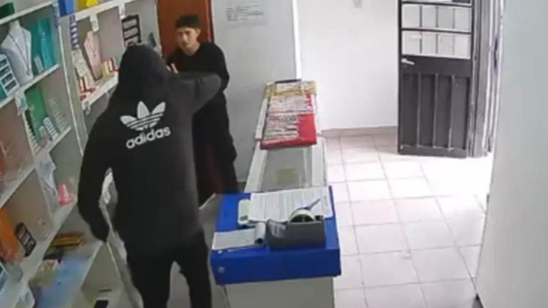 Quiso robar en un negocio de bijouterie y los empleados lo redujeron hasta que llegó la policía.