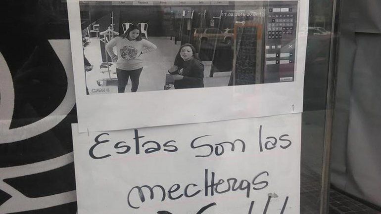 La foto de las ladronas pegada en la puerta de los locales de Le Utthe.