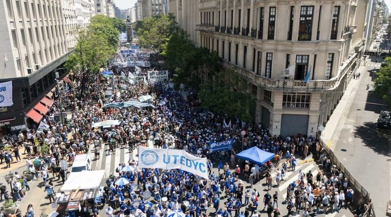 A partir de las 15 horas está prevista la convocatoria central y en diversos puntos del país son distintos los horarios que se plantearon. Foto: Infobae.