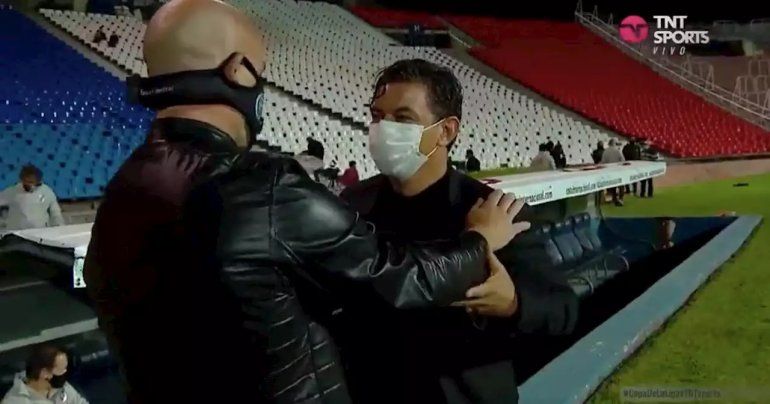 El saludo entre Gallardo y Méndez