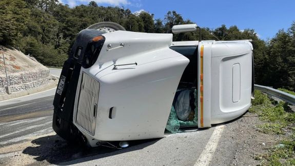 Un camión volcó cerca del paso Cardenal Samoré y derramó combustible