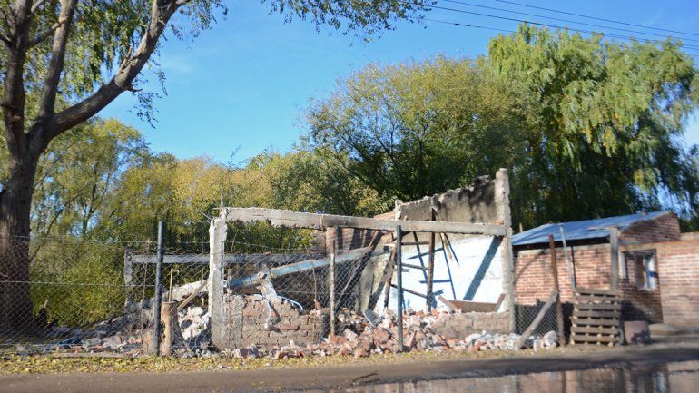 Los vecinos demolieron la casa de los Bin Laden del barrio Villa Obrera