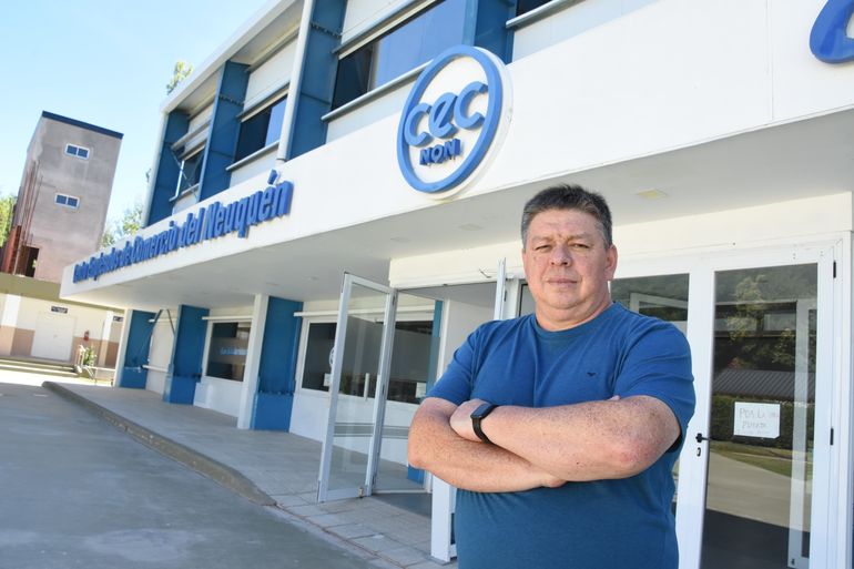 Otra vez los súper chinos en la mira por no acatar los horarios