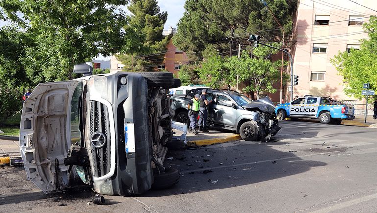 La ambulancia que trasladaba a Micaela Blanco y la Nissan Frontier. La fiscal quiere saber cómo fue la dinámica del hecho para asegurarse de las responsabilidades y cómo se produjo la muerte. La ambulancia que trasladaba a Micaela Blanco y la Nissan Frontier. La fiscal quiere saber cómo fue la dinámica del hecho para asegurarse de las responsabilidades y cómo se produjo la muerte.