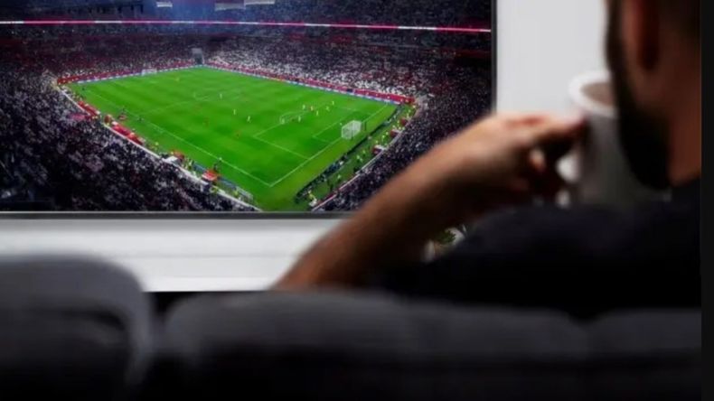 El hombre fue sorprendido mientras miraba el partido de fútbol en su casa. Foto: ilustrativa. | LM Neuquen El hombre fue sorprendido mientras miraba el partido de fútbol en su casa. Foto: ilustrativa.