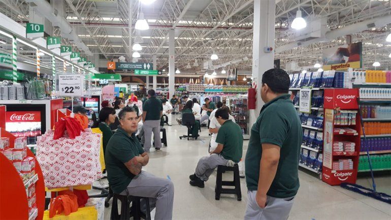 Los empleados de los grandes supermercados exigen la reducción del horario de atención